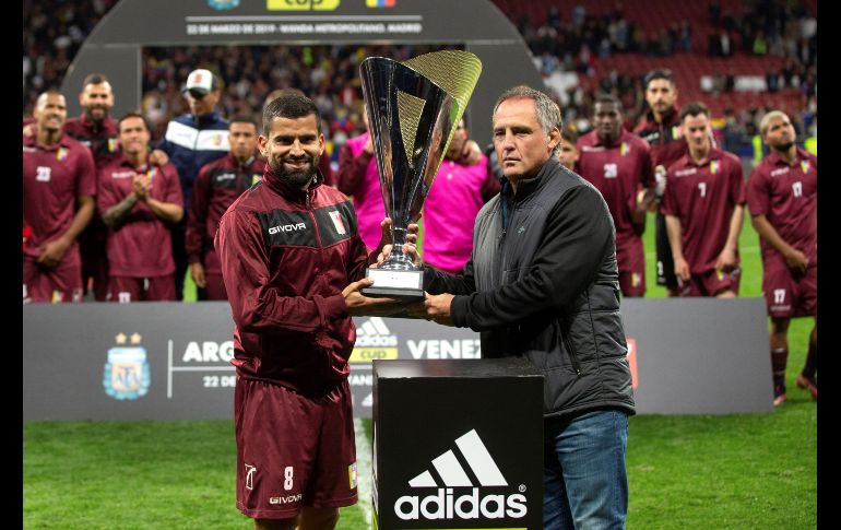 El venezolano Tomás Eduardo Rincón recibe el trofeo tras vencer a Argentina por 1-3 en el encuentro amistoso en el estadio Wanda Metropolitano, en Madrid. EFE / R. Jiménez