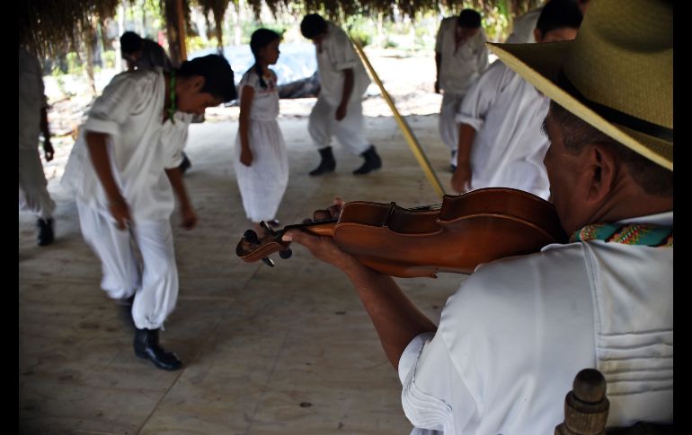 Indígenas totonacas realizan una ceremonia para solicitar permiso a los dioses para celebrar el Festival Cumbre Tajin, en Papantla, Veracruz. AFP / R. Arangua