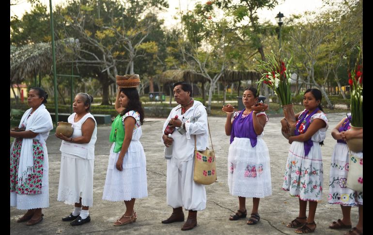 Indígenas totonacas realizan una ceremonia para solicitar permiso a los dioses para celebrar el Festival Cumbre Tajin, en Papantla, Veracruz. AFP / R. Arangua