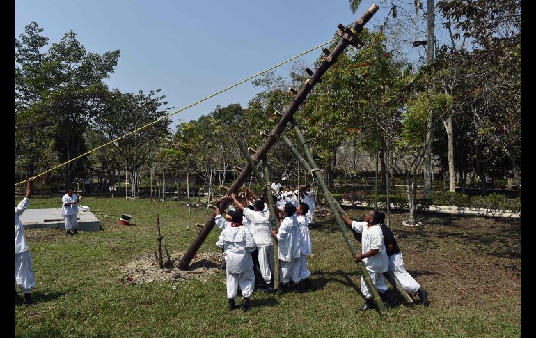 Indígenas totonacas realizan una ceremonia para solicitar permiso a los dioses para celebrar el Festival Cumbre Tajin, en Papantla, Veracruz. AFP / R. Arangua