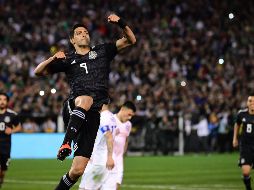 Raúl Jiménez celebra tras marcar de penalti contra los chilenos. AFP/F. Brown