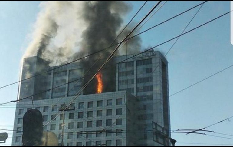 En el lugar se encuentra la Fiscal de Coyoacán que abrió una carpeta de investigación de oficio para determinar las causas del incendio en Conagua. NTX / ESPECIAL