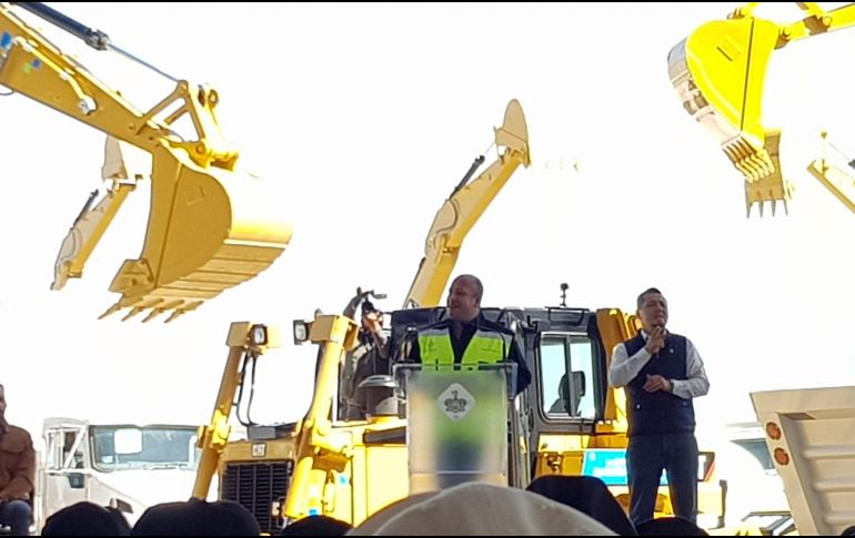 En el estadio Akron, durante la entrega de maquinaria al sector campesino, además del gobernador asisten los coordinadores parlamentarios de diferentes partidos. EL INFORMADOR/ Y. Mora