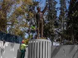 Trabajadores limpian una estatua erigida en honor a Colosio, en Tijuana. SUN