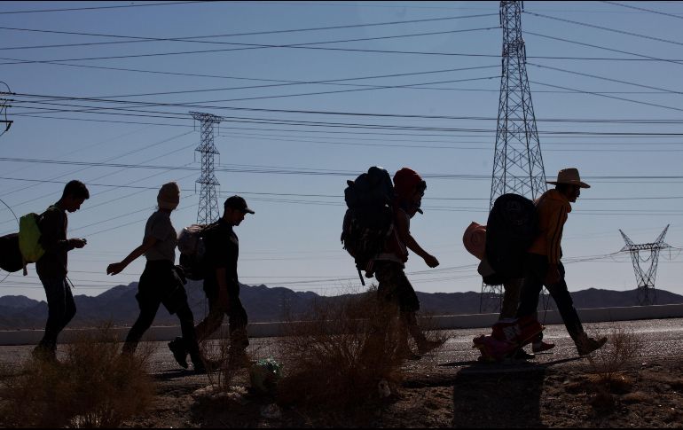 La madrugada de este sábado unos mil 200 de ellos -entre hombres mujeres y niños- iniciaron la caminata rumbo al centro del país. EFE/ ARCHIVO