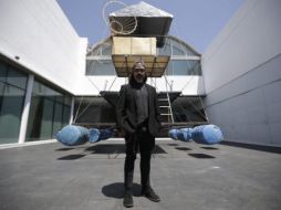 Obra. Taka Fernández junto a su “Estación flotante” en el Museo de Arte de Zapopan. EL INFORMADOR / F. Atilano