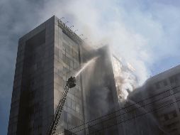 Luego de aproximadamente una hora del inicio de la conflagración, las autoridades controlaron las llamas. EFE