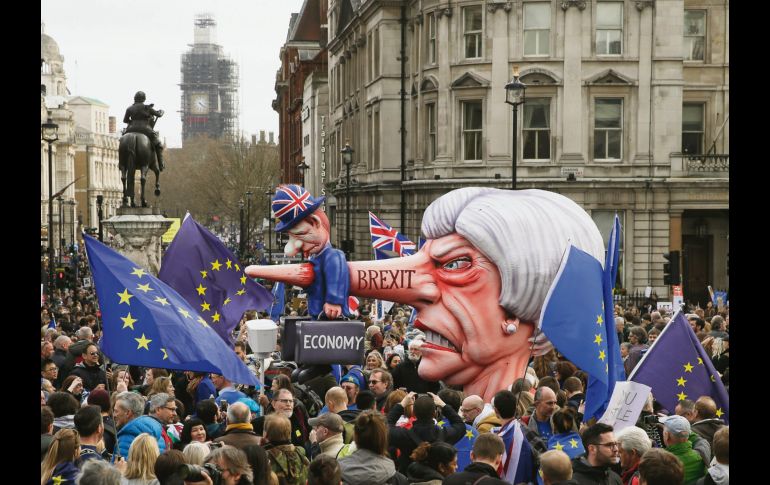 Una efigie de la premier británica, Theresa May, fue utilizada como emblema del mitin contra la separación del Reino Unido. AP