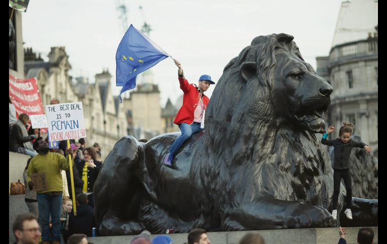 Asistentes demandaron que se repita la consulta sobre seguir en la comunidad. AP