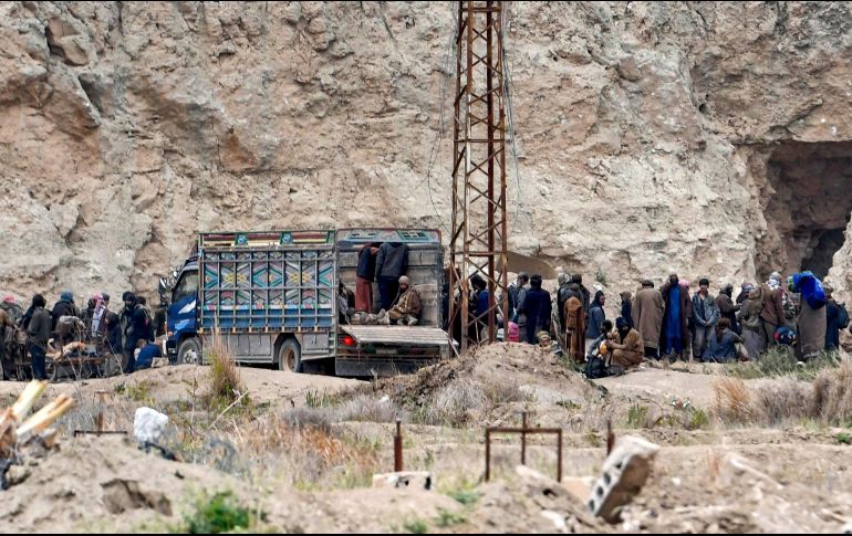 Integrantes del Estado Islámico se suben a camiones de las Fuerzas Demócraticas Sirias en Baghuz, tras rendirse. AFP/G. Cacace