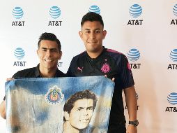 Jesús Manuel Mexicano Gump posa con Oswaldo Sánchez, ayer en San José. EL INFORMADOR / J. Robles