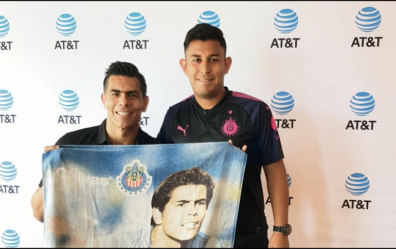 Jesús Manuel Mexicano Gump posa con Oswaldo Sánchez, ayer en San José. EL INFORMADOR / J. Robles