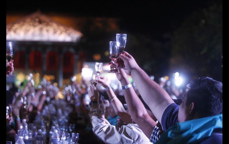 Tras un los minutos amenizados por música de mariachi, los asistentes a la cata pudieron probar tres tipos diferentes de tequila. EL INFORMADOR/A. Camacho