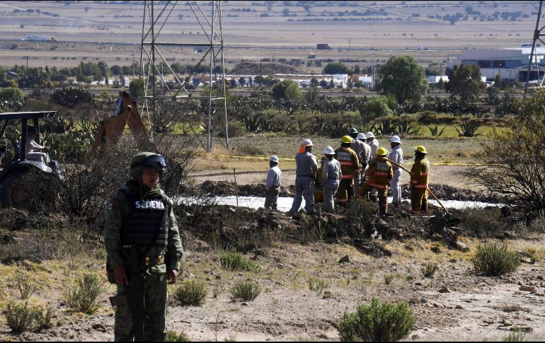 Elementos del Ejército resguardan la zona de la fuga de combustible en Axapusco. SUN/J. Martínez