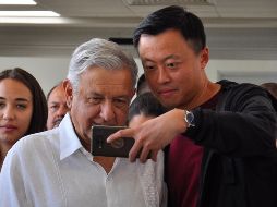 López Obrador se tomó fotos con algunos ciudadanos que se lo pidieron a su llegada al aeropuerto de Villahermosa. NTX / A. Guzmán