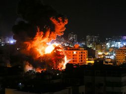 Edificios arden tras un bombardeo en la Ciudad de Gaza. AFP/M. Hams