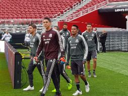 Uno a uno, los seleccionados fueron dejando el vestuario para pasar a una cancha en inmejorables condiciones. EL INFORMADOR / J. Robles