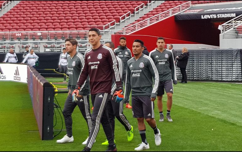 Uno a uno, los seleccionados fueron dejando el vestuario para pasar a una cancha en inmejorables condiciones. EL INFORMADOR / J. Robles