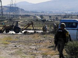 Personal de Seguridad Física de Pemex, con equipo especializado, palas y traxcavos, repararon los ductos y rellenaron las perforaciones. SUN/J. Martínez