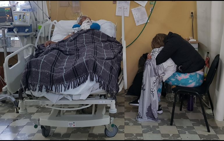 Es común ver en los hospitales a los familiares de los enfermos, que padecen su propio calvario para no separarse de sus seres queridos. EL INFORMADOR/G. Gallo