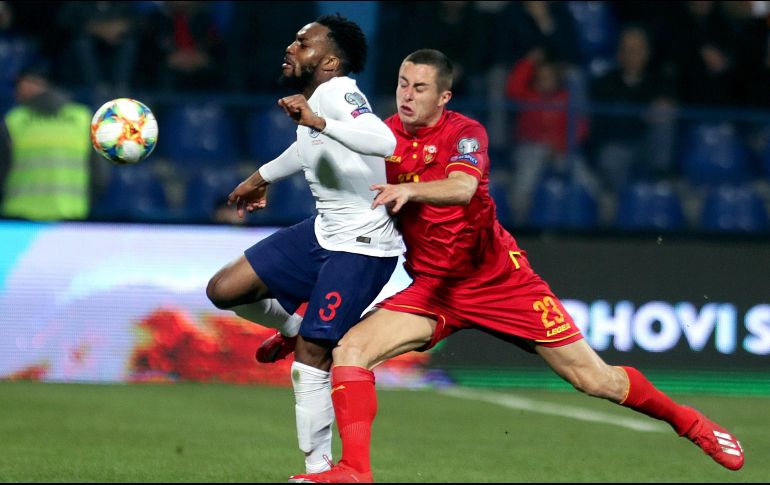 Danny Rose fue el blanco de un nuevo episodio de racismo en el futbol europeo. EFE