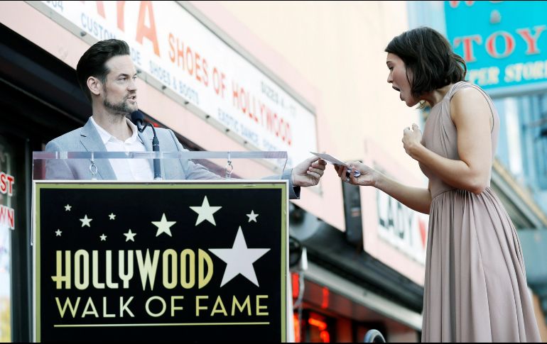 Moore estuvo acompañada por Shane West, quien fue su co estrella en el programa de televisión 