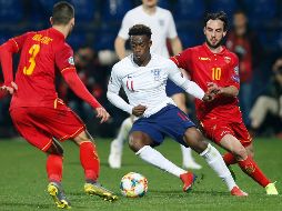 Los jugadores ingleses Callum Hudson-Odoi (C) y Danny Rose reportaron haber escuchado sonidos de monos durante la victoria de 5-1 de su Selección ante Montenegro. AP / D. Vojinovic