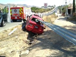 La barra traspasó el parabrisas, se introdujo al vehículo a la altura del conductor y salió por el cristal trasero. ESPECIAL / Bomberos de Zapopan