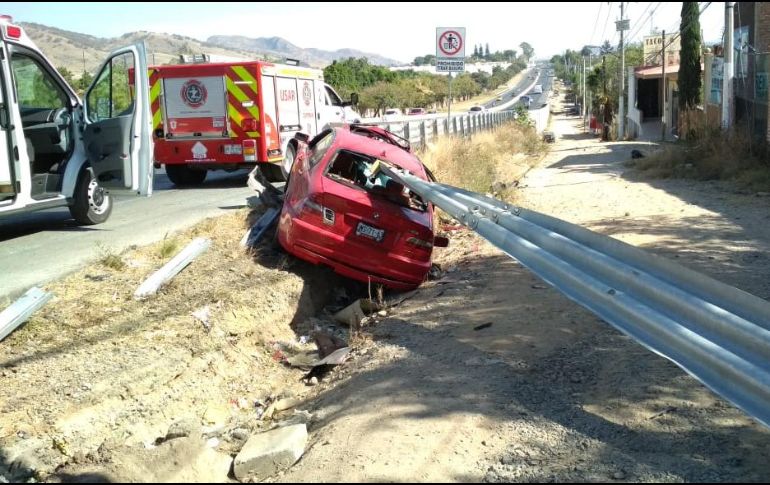 La barra traspasó el parabrisas, se introdujo al vehículo a la altura del conductor y salió por el cristal trasero. ESPECIAL / Bomberos de Zapopan