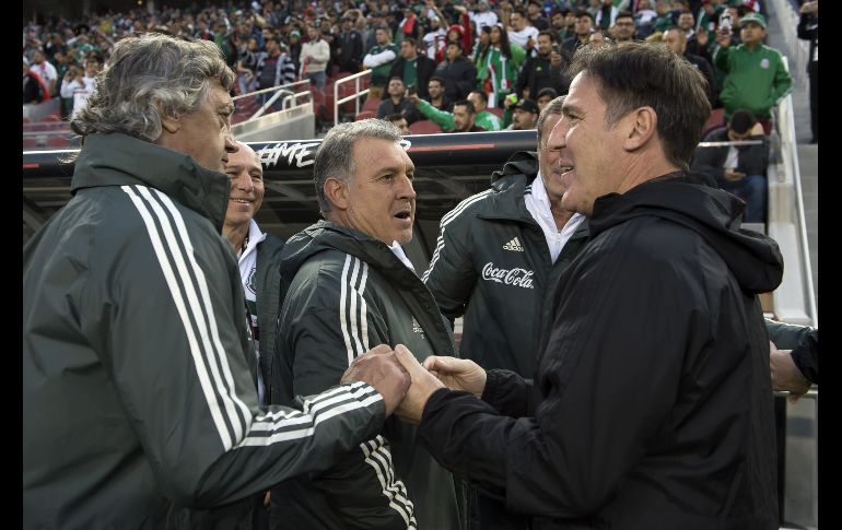 Gerardo Martino saluda al DT de Paraguay, Eduardo Berizzo. MEXSPORT / O. Aguilar