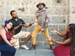 Parte del elenco de la obra de teatro posa en el Centro tapatío. EL INFORMADOR / A. Camacho