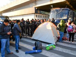 Integrantes de la CNTE bloquean a los accesos al Palacio Legislativo de San Lázaro. SUN/H. García