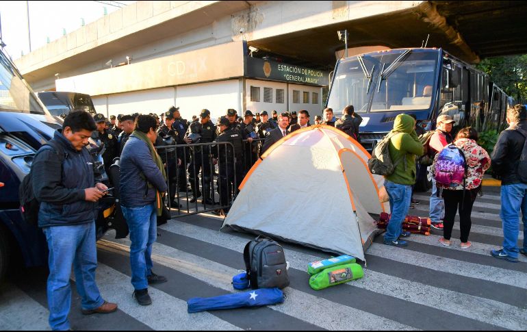 Integrantes de la CNTE bloquean a los accesos al Palacio Legislativo de San Lázaro. SUN/H. García