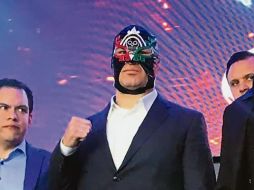 Caín Velásquez vistió una máscara en su presentación como luchador de la Triple A. @cainmma