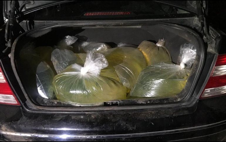 Los elementos de seguridad hallan en las cajuelas 20 bolsas de plástico transparente con 15 litros en cada una de ellas. TWITTER / @PoliciaFedMx