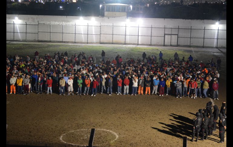 Autoridades sacaron a los presos de sus celdas y los trasladaron a los patios centrales, donde se inició la extracción de las personas seleccionadas. NTX/H. Gutiérrez