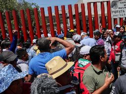 Esta tarde, manifestantes permitieron que 300 empleados salieran en grupos de tres. SUN/D. Simón