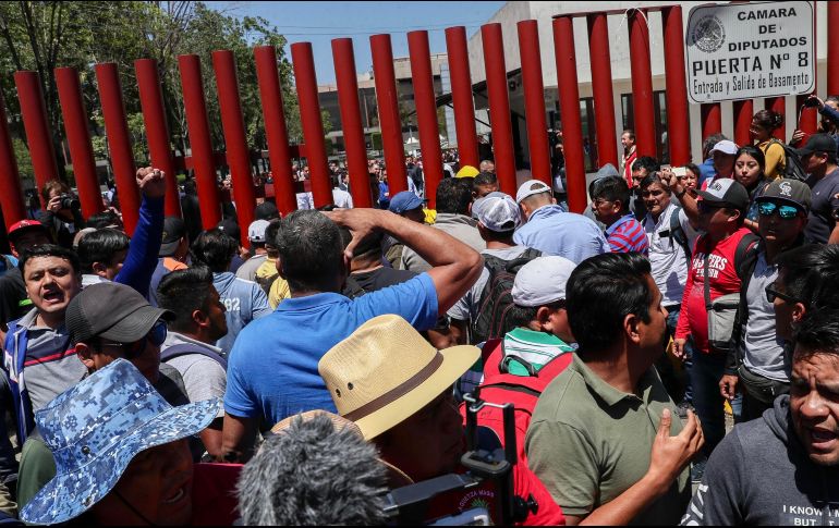 Esta tarde, manifestantes permitieron que 300 empleados salieran en grupos de tres. SUN/D. Simón