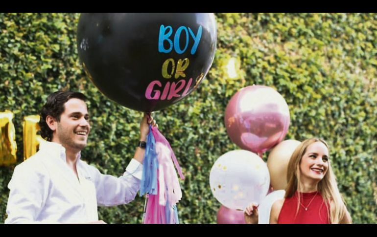 Esteban y Stephy festejando la noticia que recibirán un varoncito.