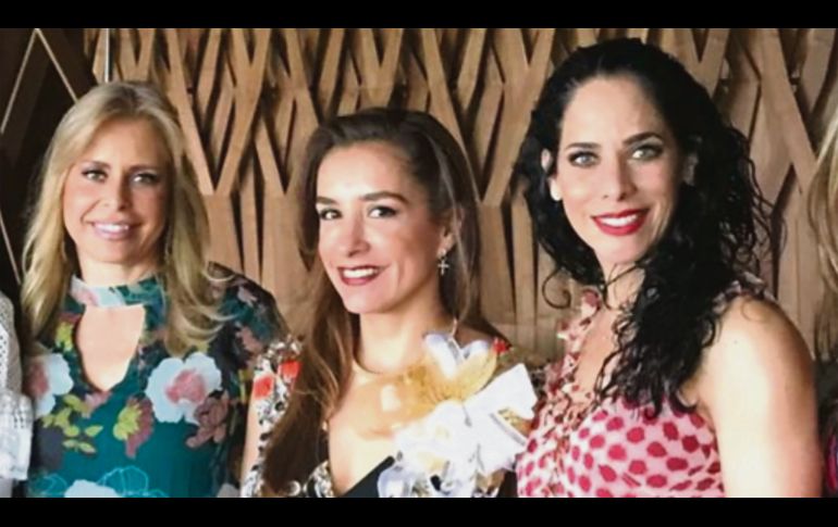 Gisela y Gaby Fregoso con Paty Fernández a quién le ofrecieron una despedida.