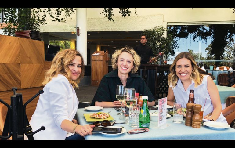 Pily Bolaños y Sofi Álvarez del Castillo con Vanessa Guckel.