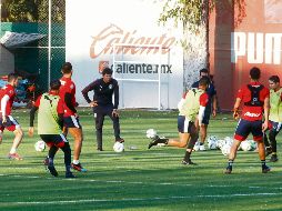 José Saturnino observa los movimientos de sus jugadores durante el interescuadras. EL INFORMADOR / A. Camacho