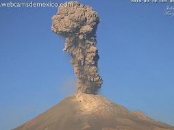 A las 06:51 horas de este jueves se registra una explosión en el volcán Popocatépetl que dejó una columna de ceniza de 2.5 kilómetros de altura. TWITTER / @PC_Estatal
