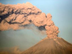 El volcán arroja humo y ceniza este jueves. AFP/C. Sánchez