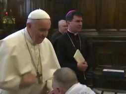 ''El Santo padre me dijo que la razón era simple: higiene'', dijo el portavoz del Vaticano a reporteros. ''Él quiere evitar el riesgo de contagio entre la gente, no hacia él''. TWITTER /