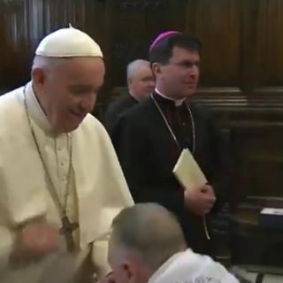 Por higiene, el Papa evitó que feligreses le besaran el ''Anillo del Pescador''