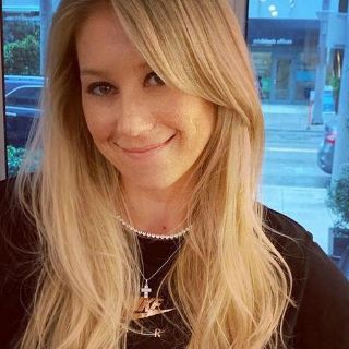 Anna Kournikova baila en bikini y sorprende por su delgadez