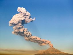 En tono de broma, hay quienes señalan que la actividad del volcán se debe a ''publicidad subliminal'' para que todos vayan a ver la cinta, y que se trata de la imagen más bonita que ha dejado una exhalación. AFP / C. Sánchez
