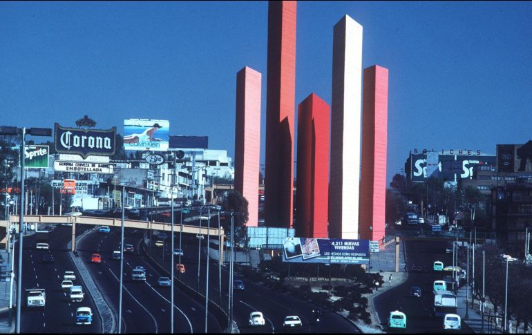 Habitantes de la zona reportaron la colocación de una puerta en el puente peatonal que cruza la vía Gustavo Baz, que comunica a las personas que caminan del circuito Pintores a Escultores y viceversa. EL INFORMADOR / ARCHIVO