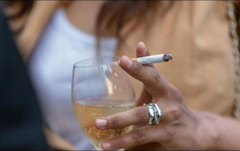 El estudio destaca los riesgos de beber, aunque solo sea una botella de vino a la semana. GETTY IMAGES